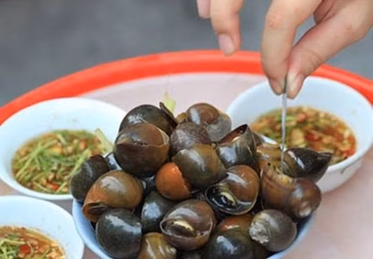 Cho 1 muỗng nước lọc vào chén,sau đó cho nước mắm, đường đã chuẩn bị vào nồi khuấy đều và bắt lên bếp đun sôi rồi để nguội. Gừng, tỏi, ớt, sả băm nhỏ để riêng từng loại. Lá chanh thái chỉ. Vắt nước chanh vào hỗn hợp nước mắm rồi thêm gừng, tỏi, ớt và sả vào khuấy đều. Cuối cùng cho lá chanh vào là xong.