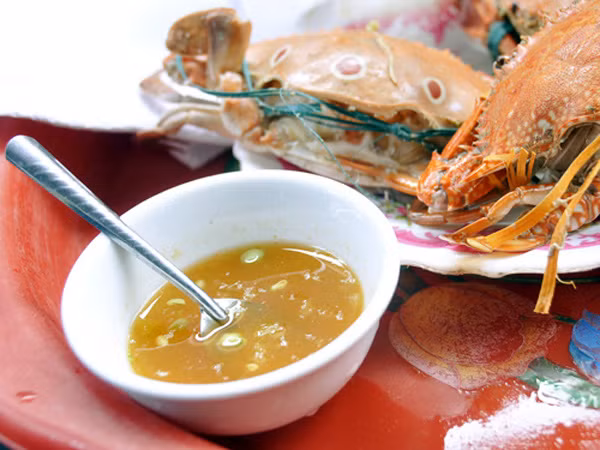 Pha nước chấm tắc cho món cua, ghẹ: 2 muỗng cà phê đường, 1 chén nhỏ muối tiêu, nước cốt 1 quả tắc, vỏ quất thái nhỏ cho luôn vào nước chấm. Vắt nước tắc vào muối tiêu, trộn đều với đường và cho vỏ quất thái sợi lên trên. 