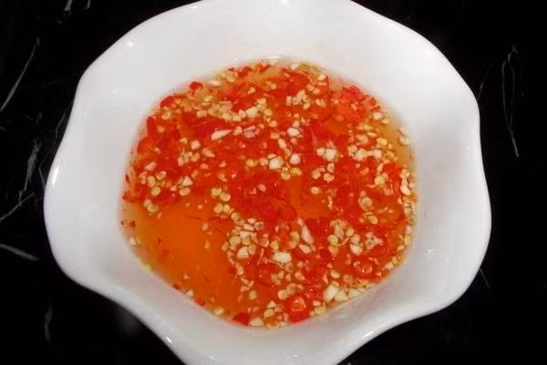 Làm nước mắm chấm món bánh bột lọc: Giã nát ớt và cho nước mắm vào cùng ít nước chanh. Nếu bạn không muốn nước chấm quá gắt vị nước mắm, bạn có thể thêm nước hoặc đường tùy ý.