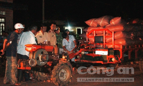 4. Một học sinh lớp 3 chết thảm dưới bánh xe công nông Khoảng 17h45 ngày 28/9, trên tỉnh lộ 2 đoạn qua thôn 6, xã Hòa Khánh, TP. Buôn Ma Thuột, xe công nông BKS 47N-5478 chở bắp đang lưu thông theo hướng từ huyện Krông Ana - Buôn Ma Thuột. Khi đến địa điểm trên, do xe công nông chạy quá nhanh, trời nhá nhem tối, xe lại không có đèn nên đã tông vào em Nguyễn Anh Tuấn (SN 2007, trú tại thôn 4, xã Hòa Khánh) khiến em tử vong tại chỗ.