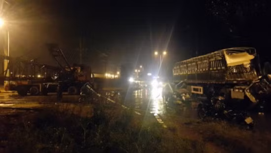 9 . Tài xế cùng phụ xế xe container chết tại chỗ khi tông xe cẩu Khoảng 23h giờ ngày 1/10, trên đường vào cảng Cái Mép, huyện Tân Thành, Bà Rịa – Vũng Tàu, xe cẩu với cần cẩu dài hàng chục mét, di chuyển tới ngã ba rẽ vào khu công nghiệp Phú Mỹ I, tuy đầu chiếc xe cẩu đã vào bên trong đường của khu công nghiệp nhưng cần cẩu vẫn nằm vắt chắn ngang bên đường. Ngay lúc đó, một chiếc xe container đi phía sau, theo hướng Quốc lộ 51 vào cảng Cái Mép đã tông ngang vào chiếc cần cẩu. Cú tông khá mạnh khiến phần đầu xe container lìa khỏi thân xe, nát bét. Hai người ngồi trong cabin bị rơi xuống đường, tử vong tại chỗ.