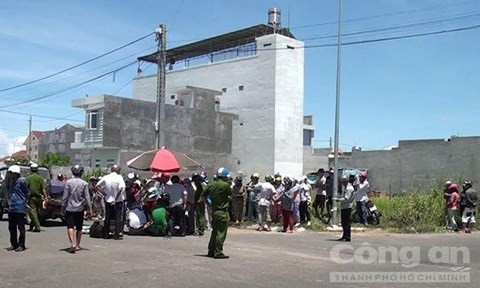 10. Va chạm xe tải, một người đàn ông tử vong tại chỗ Trưa 2/10, tại khu dân cư Hùng Vương (P.Phú Hài, TP.Phan Thiết, tỉnh Bình Thuận), anh Nguyễn Thanh Tường (38 tuổi, huyện Hàm Thuận Bắc, tỉnh Bình Thuận) điều khiển xe máy BKS 86C1 - 189.29 lưu thông trên đường Lê Đại Hành, hướng từ Mũi Né đi TP.Phan Thiết. Khi đến ngã tư Lê Đại Hành – Tuệ Tĩnh thì bất ngờ va chạm với xe ô tô tải BKS 86C - 002.57. Hậu quả của vụ tai nạn là anh Tường tử vong tại chỗ.