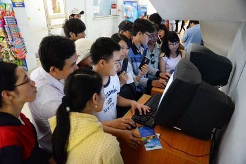 7. 8h sáng 1/10, bắt đầu bán vé tàu tết trực tuyến Theo kế hoạch, đúng 8h sáng nay (1/10), Chi nhánh Vận tải Đường sắt Sài Gòn bắt đầu triển khai bán vé tàu tết trực tuyến và qua các điểm bán vé đại trà cho các cá nhân đi lại trong dịp Tết Bính Thân 2016. Mỗi khách được đặt chỗ trên website mỗi lần không quá 4 vé cho một chiều. Giới hạn một số điện thoại chỉ được nhắn tin lấy số thứ tự 2 lần. Còn từ ngày 2/10 trở đi, hành khách mua vé tàu tết tại ga bắt đầu từ 7h đến 22h, các phòng vé ngoài ga từ 7h30 đến 11h30 và 13h30 đến 17h.