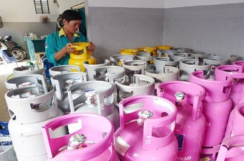 5. Giá gas tăng 10.000 đồng/bình 12 kg từ ngày 1/10 Sau nhiều tháng liên tiếp giảm giá, từ ngày 1/10, giá gas bán lẻ trong nước sẽ tăng trở lại, lên mức phổ biến là 275.000-285.000 đồng một bình 12 kg. So với giá gas bán lẻ áp dụng trong tháng 9, mức tăng là 10.000 đồng một bình 12 kg, tương đương 883 đồng/kg. Như vậy, đây là lần đầu tiên kể từ tháng 6, giá gas bán lẻ trong nước tăng. Lần tăng giá gần nhất diễn ra vào tháng 5, với mức tăng là 1.500 đồng một bình 12 kg.