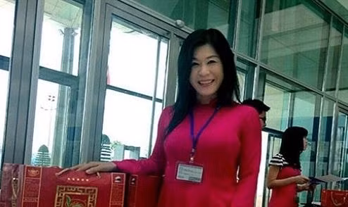 1. 20 ngày nữa mới đưa thi thể nữ đại gia Hà Linh về nước Chiều 29/9, luật sư Trương Quang Quý - người đại diện pháp lý cho công ty Hà Linh (TP Đà Lạt, Lâm Đồng) cho biết, các cơ quan điều tra Trung Quốc đang tiến hành khám nghiệm pháp y thi thể nữ đại gia Hà Linh để điều tra nguyên nhân tử vong. Tuy nhiên, công tác khám nghiệm vẫn chưa hoàn tất do Trung Quốc chuẩn bị nghỉ quốc khánh (1/10) dài 7 ngày nên mọi hoạt động thủ tục, hồ sơ liên quan đến vụ án phải tạm dừng. Phải qua ngày lễ mới bắt đầu lại, do đó, có thể 20 ngày nữa mới có thể đưa thi thể về Việt Nam.