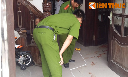 10. Bắc Ninh: Đối tượng lạ mặt vào nhà chém giám đốc tử vong Khoảng 8h sáng ngày 4/10, một người đàn ông đi xe máy đến nhà riêng gặp ông Mẫn Văn Vinh (trú tại huyện Yên Phong, tỉnh Bắc Ninh), Giám đốc Công ty TNHH Vạn Lợi. Trong quá trình trao đổi, ông Vinh và người đàn ông này xảy ra mâu thuẫn, đối tượng đã dùng dao chém ông Vinh và bỏ trốn khỏi hiện trường ngay sau đó. Người nhà ông Vinh và chính quyền địa phương đã đưa ông Vinh đi cấp cứu nhưng do vết thương nặng, ông Vinh đã tử vong. Vụ việc đang được các cơ quan chức năng điều tra làm rõ.