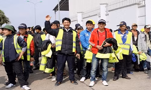 Lao động Việt Nam trở về từ Bắc Phi (Ảnh minh họa: TTXVN).