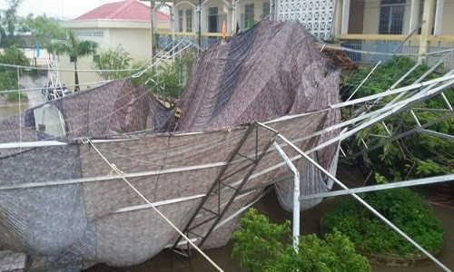 Mái che bị sập nhìn từ trên cao. Ảnh: Thành Công