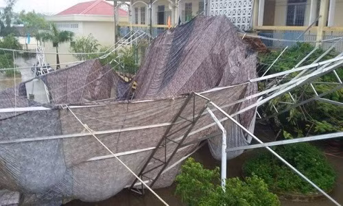 Mái che bị sập nhìn từ trên cao. Ảnh: Thành Công