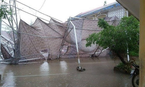 Hiện trường vụ sập mái che. Ảnh: Thành Công