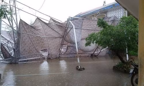 Hiện trường vụ sập mái che. Ảnh: Thành Công