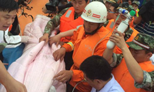 Chim tau tham khoc tren song Duong Tu: tau dam trong 1 phut (*)-Hinh-4