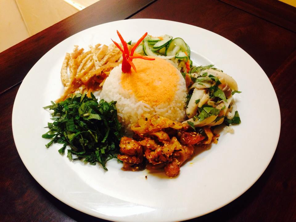 Dù truyền thuyết, nguồn gốc cơm âm phủ có khác nhau, nhưng khi món ăn được đưa ra, bạn sẽ bị thu hút bởi sự độc đáo trong nghệ thuật trình bày cũng như hương vị thơm ngon rất khó trộn lẫn.