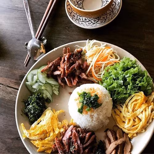 Tuy nhiên, bên cạnh câu chuyện này cũng có nhiều giả thuyết khác cho biết, cơm âm phủ thực chất là do một doanh nhân mở ra hồi đầu thế kỷ XIX. Quán dựng ở vùng đất vắng, lại thường mở tới khuya phục vụ khách chủ yếu là người đi xem tuồng, hội, ca, múa…Ảnh: Vietnamnet.