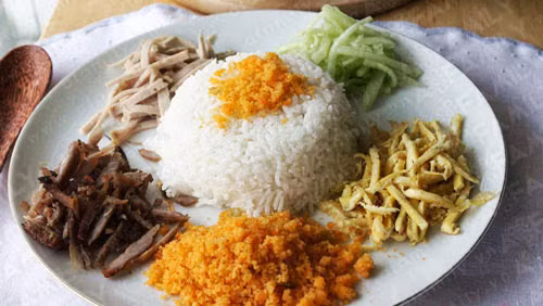 Khi trình bày có thể trộn sẵn với nhau hoặc để thực khách tự trộn đều. Ngoài ra, khi ăn kèm với cơm âm phủ không thể thiếu một chén nước mắm có pha tỏi, đường, nước cốt chanh. Rưới nước mắm và trộn đều cơm cùng các loại thức ăn trước khi thưởng thức.