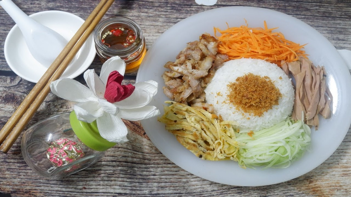 Với món cơm âm phủ truyền thống, thông thường cơm trắng sẽ được đặt ở giữa, xung quanh lần lượt là các món rau củ, thịt nướng, trứng tráng, giò lụa và tôm được đặt đối xứng đan xen với nhau…