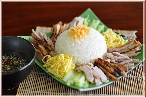 Lúc này, vua đói và mệt nên đã ăn ngon lành hết sạch chén cơm. Khi về cung, ngài cứ lưu luyến mãi hương vị nên sai đầu bếp thêm các nguyên liệu chế biến lại. Về sau, món cơm được đặt tên là “cơm âm phủ”. Ảnh: Internet.