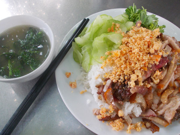 Trong đó, cơm phải được nấu từ gạo ngon, thơm và dẻo, thịt nướng phải là loại thịt nạc vai tươi ngon, đem đi thái bản mỏng rồi ướp với gia vị sau đó nướng trên than củi. Giò lụa được làm bằng thịt heo quết nhuyễn, gói thành từng thanh nhỏ. Thêm vào đó là trứng vịt đổ mỏng, tôm chà bông; rau thơm các loại, dưa leo cắt sợi... Tất cả các thứ này đều được cắt dạng sợi nhỏ. 