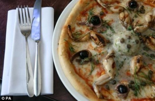 Pizza đùi ếch ở Mỹ: Loại pizza này tuy có hình dáng hơi đáng sợ nhưng lại được người dân quanh khu vực Florida yêu thích. Ếch được nướng sơ với gia vị sau đó đặt lên pizza, rưới nước sốt phô mai, cà chua và nướng chín trong lò. Ảnh: Internet.