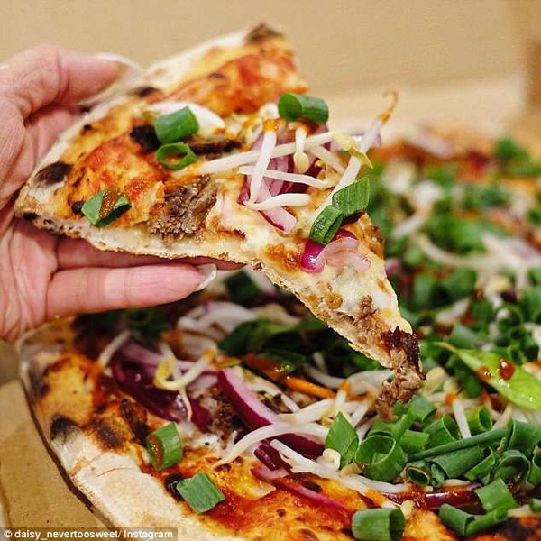 Cửa hàng Stretched Pizza ở Melbourne, Úc, trước đó, giới thiệu loại bánh pizza mới toanh mà họ gọi là “pizza vị phở đầu tiên trên thế giới” và ngay lập tức tạo luồng tranh cãi trên mạng xã hội.
