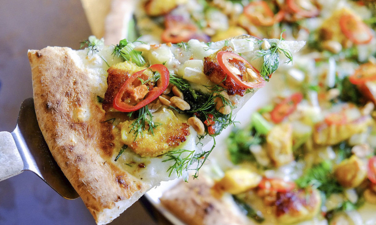 Lúc mới ra mắt, nhiều người đã tỏ ra nghi ngờ sự kết hợp giữa chả cá và phô mai, nhưng sau đó, món ăn này lại nhận được phản hồi tích cực nhờ vào sự hài hòa trong mùi vị.