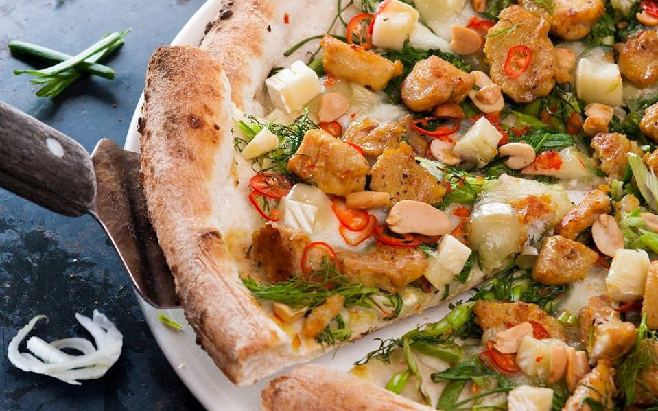 Trước món pizza bún đậu mắm tôm này, nhà hàng cũng đã giới thiệu chiếc pizza chả cá, với phần nhân của món chả cá Lã Vọng như mắm tôm, nước mắm, thì là, cá rán, lạc rang được tập hợp đầy đủ trong một chiếc pizza đến với thực khách Hà thành.