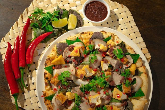 Trước đó, một nhà hàng pizza ở TP. Hồ Chí Minh cũng từng gây xôn xao dư luận khi tung ra món pizza bún đậu, mắm tôm.