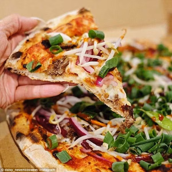 Cửa hàng Stretched Pizza ở Melbourne, Úc, trước đó, giới thiệu loại bánh pizza mới toanh mà họ gọi là “pizza vị phở đầu tiên trên thế giới” và ngay lập tức tạo luồng tranh cãi trên mạng xã hội.