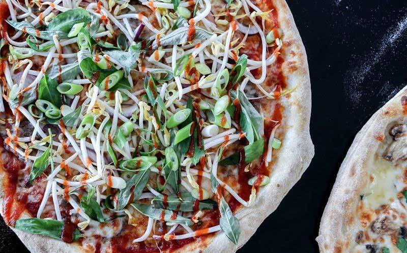 Theo đó, loại pizza này dùng loại nước sốt đặc biệt được pha với nước dùng trong món phở. Thực khách có thể dùng kèm tương ớt Sriracha. Chiếc bánh pizza này có giá 18 USD.