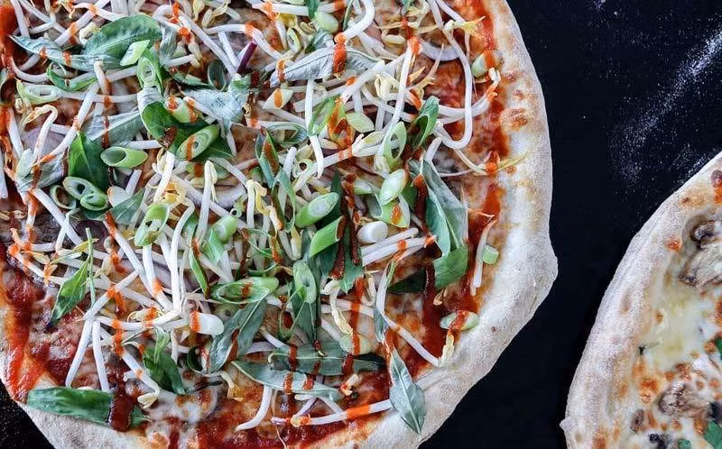 Theo đó, loại pizza này dùng loại nước sốt đặc biệt được pha với nước dùng trong món phở. Thực khách có thể dùng kèm tương ớt Sriracha. Chiếc bánh pizza này có giá 18 USD.