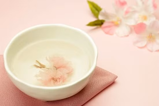 Trà Sakura là đồ uống nổi tiếng của Nhật Bản lấy cảm hứng từ loài hoa anh đào mỏng manh. Pha loại trà này cần có sự tinh tế để giữ nguyên hương thơm nhẹ nhàng của cánh hoa.