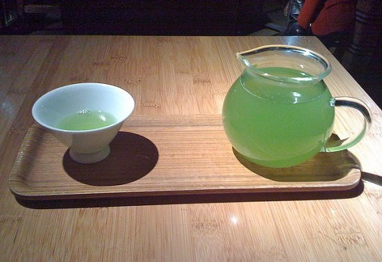 Khi vào tiệm trà, sẽ có bảng menu giới thiệu để du khách dễ lựa chọn. Bí quyết giúp người Nhật trẻ lâu, sống thọ có một phần nhờ trà xanh. Ngoài ra, thức uống này cũng giúp giảm cân hiệu quả.