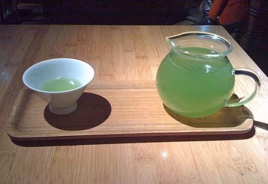 Khi vào tiệm trà, sẽ có bảng menu giới thiệu để du khách dễ lựa chọn. Bí quyết giúp người Nhật trẻ lâu, sống thọ có một phần nhờ trà xanh. Ngoài ra, thức uống này cũng giúp giảm cân hiệu quả.