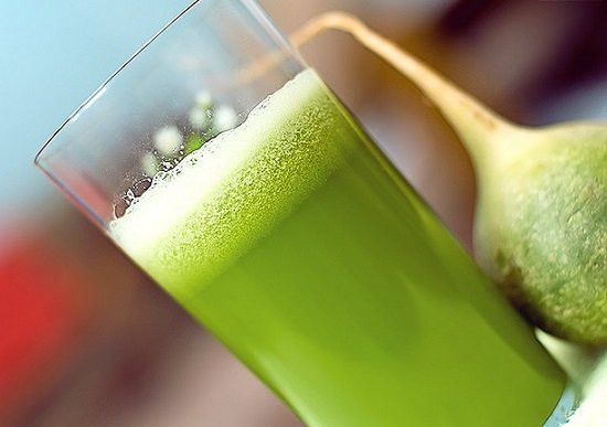 Tuy vị khá đắng nhưng nước Aojiru lại vô cùng tốt cho sức khỏe. Theo nghiên cứu của các nhà khoa học thì thức uống này giàu vitamin và khoáng chất giúp bổ sung dinh dưỡng, tăng cường tuổi thọ.