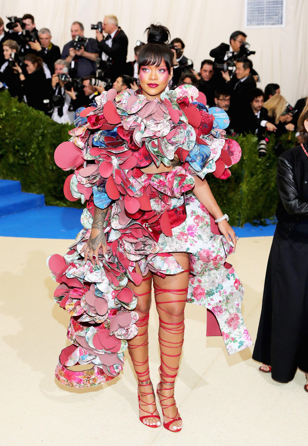 Rihanna luôn có thể biến những bộ trang phục độc lạ trở nên lộng lẫy hơn. Tại Met Gala 2017, cô diện bộ đầm xếp gấp độc đáo, đậm chất Comme dé Garcons.