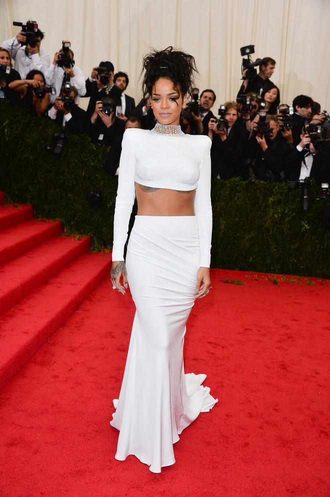 Tại Met Gala 2014, Rihanna xuất hiện trên thảm đỏ với bộ cánh trắng tinh của Stella McCartney. Thiết kế là hai mảnh phối hợp gồm một chiếc áo crop top underboob dài tay và chân váy dài trùm chân.