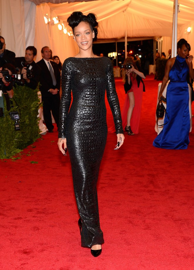 2012 là năm đầu tiên Rihanna xuất hiện trên thảm đỏ của Met Gala. Cô đã lựa chọn một chiếc đầm dài màu đen bằng chất liệu da, với phần hoa văn nổi mô tả bề mặt của da cá sấu vô cùng tinh xảo và độc đáo.