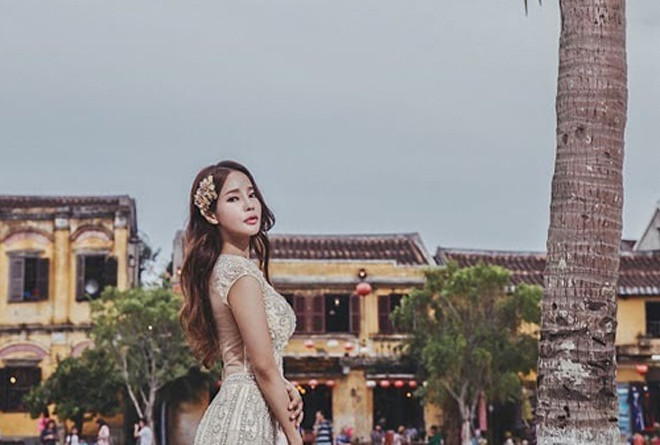 Phong cách ăn mặc hết sức trẻ trung, sexy, trông Shim Mina chỉ như gái 20 căng tràn nhựa sống.