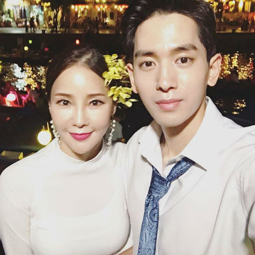 Dù đã 46 tuổi nhưng Shim Mina vẫn sở hữu dáng vóc trẻ trung, gợi cảm và săn chắc nhờ chế độ tập luyện khoa học cùng việc chăm chỉ luyện vũ đạo. Không thể phủ nhận vũ đạo là một trong những lợi thể của nữ ca sĩ da nâu này.