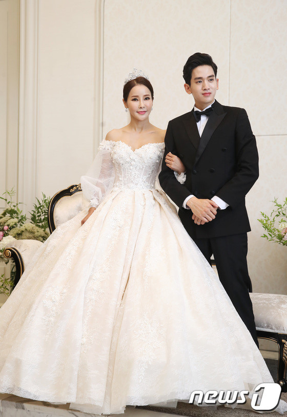 Dù chênh lệch tuổi tác khá nhiều nhưng trông cô với chồng vẫn rất đẹp đôi, đi cạnh nhau không hề kém cạnh về nhan sắc nhờ bí quyết trẻ trung, giữ dáng.