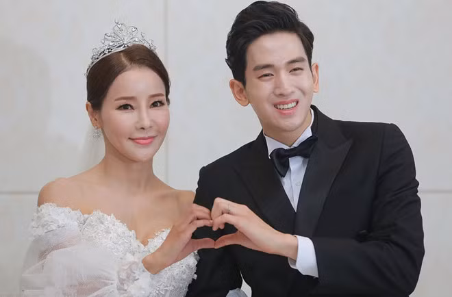 Shim Mina, sinh năm 1972, từng là vũ công nhảy phụ họa cho một số nghệ sĩ nổi tiếng của Hàn Quốc trước khi chính thức trở thành ca sĩ và người mẫu. Năm ngoái, nữ ca sĩ này đã gây xôn xao khi cưới chồng kém 17 tuổi là Ryu Philip.