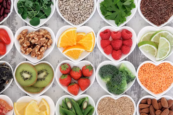 Tăng cường vitamin: Chất chống oxy hóa có tác dụng ngăn ngừa tác hại của ánh nắng mặt trời và khói thuốc lá đối với cơ thể. Cách đơn giản để bổ sung chất chống oxy hóa cho cơ thể là qua đường ăn uống. Các chất chống oxy hóa mạnh nhất làm chậm quá trình lão hóa là selen, vitamin E và vitamin C