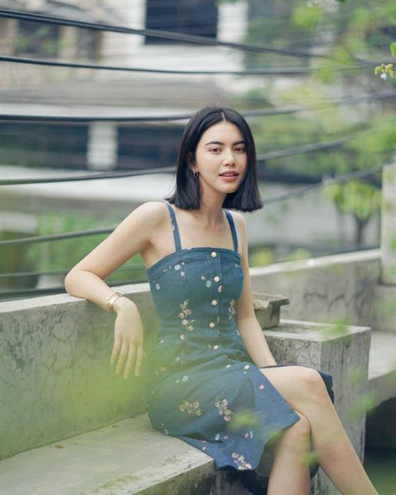 Cô thường chọn những bộ đồ có thiết kế không quá rộng, dáng ngắn để tôn lên đôi chân thon dài.