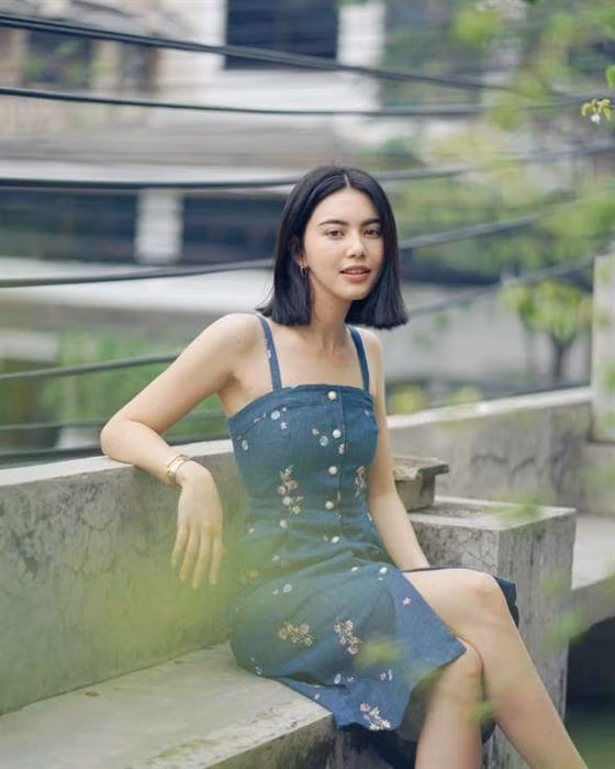 Cô thường chọn những bộ đồ có thiết kế không quá rộng, dáng ngắn để tôn lên đôi chân thon dài.