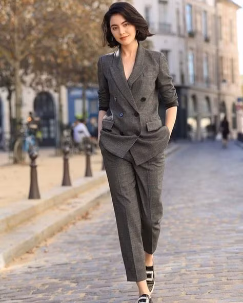 Khi không mặc trang phục hàng ngày như áo sơmi, áo crop top cùng quần jeans, bạn sẽ bắt gặp Davika trong những chiếc áo blazer hay bộ suit thời thượng.