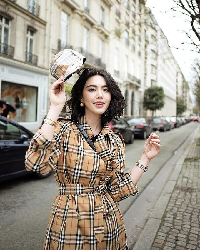 Cô chinh phục khán giả bằng ngoại hình toát lên khí chất của một ngôi sao, những vai diễn có chất lượng và phong cách thời trang tinh tế, sang chảnh.