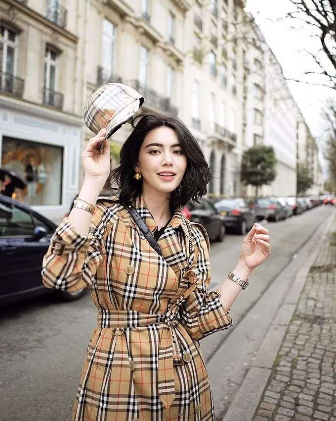 Cô chinh phục khán giả bằng ngoại hình toát lên khí chất của một ngôi sao, những vai diễn có chất lượng và phong cách thời trang tinh tế, sang chảnh.