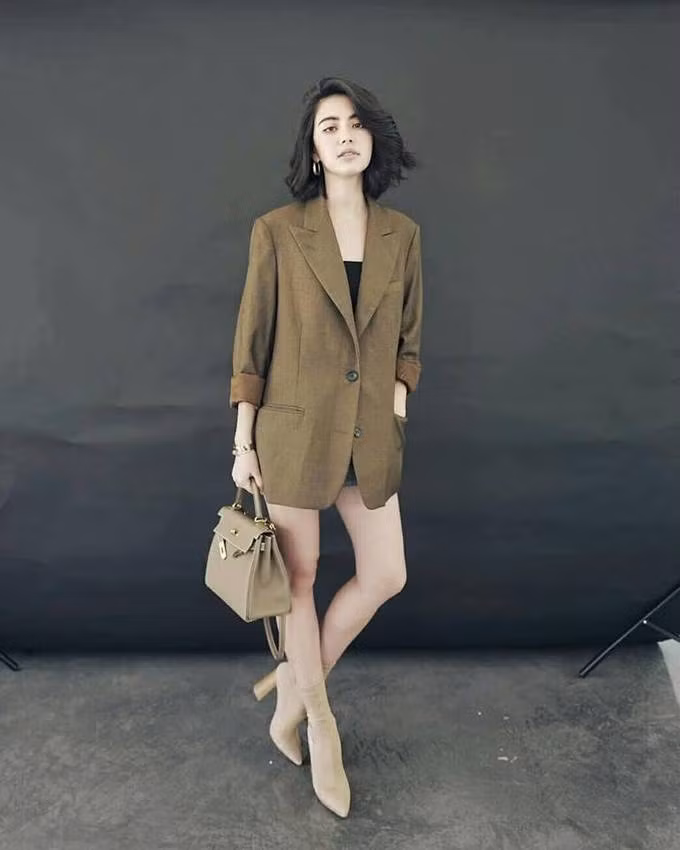 Sở hữu chiều cao 1,75 m, "ma nữ Thái Lan" thoải mái chinh phục đủ kiểu thời trang cao cấp.