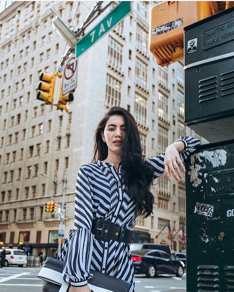 Những kiểu váy áo đơn giản được cô phối thêm thắt lưng và túi xách tạo nên sự sang chảnh, đẳng cấp.