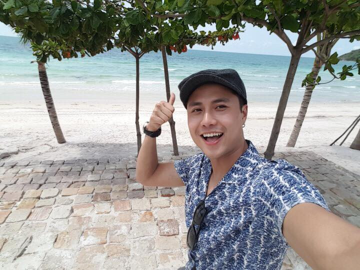 Sơ mi hoa là trang phục đi biển không thể thiếu của Thanh Sơn.